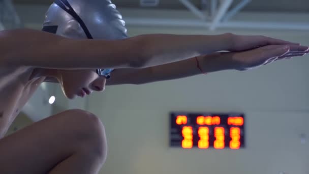 Ragazzo, un atleta si tuffa dalla torre in una piscina sportiva. 4k, rallentatore, primo piano — Video Stock