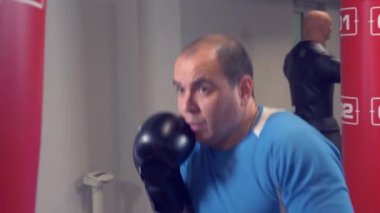 Erkek boxer darbeler kum torbası olarak dışarı çalışır. 4k, ağır çekim