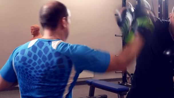 Boxeur d'entraînement avec un entraîneur. 4k, au ralenti — Video