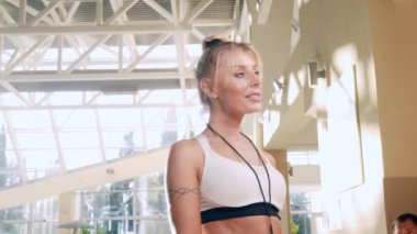 Kız eğitmen yüzüyor, kamera ve gülümsüyor, 4 k, ağır çekim görünüyor