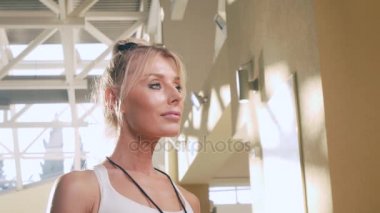 Kız eğitmen yüzüyor, kamera ve gülümsüyor, 4 k, ağır çekim görünüyor