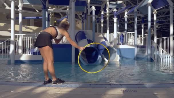 La ragazza, l'allenatore di nuoto, conduce l'allenamento in piscina con i bambini. 4k, rallentatore — Video Stock