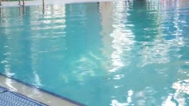 Güzel mavi Yüzme Havuzu su, 4 k yenileniyor