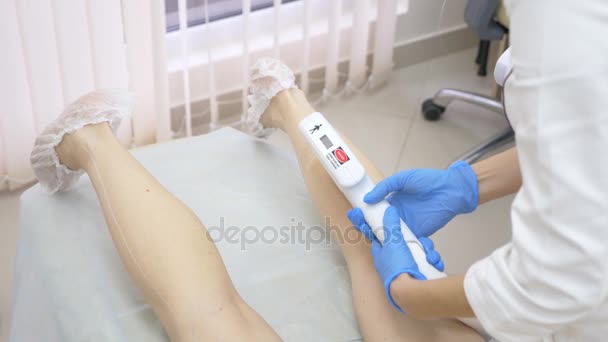 Depilazione laser. medico in guanti. 4k, rallentatore, primo piano . — Video Stock