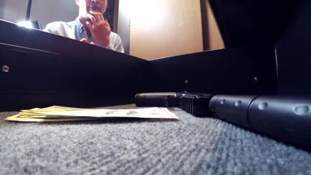 Homem coloca no cofre armas e dinheiro 4k, close-up — Vídeo de Stock