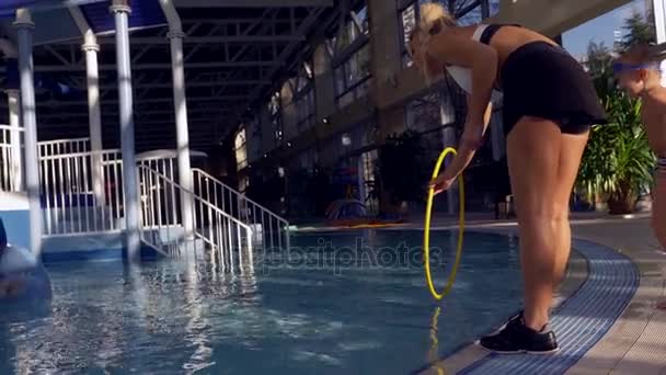 Kız, yüzme Koç, bir eğitimle havuzda çocuklar yapar. 4k, ağır çekim — Stok video