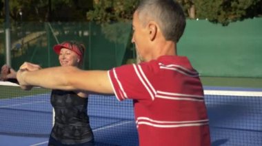 oyuncular Tenis bir oyun daha önce ısınmak. Üst düzey erkek ve kadın tenis oynamaya. 4k