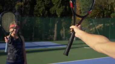 oyuncular Tenis bir oyun daha önce ısınmak. Üst düzey erkek ve kadın tenis oynamaya. 4k