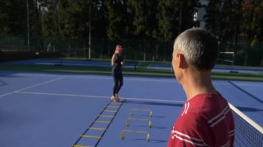 oyuncular Tenis bir oyun daha önce ısınmak. Üst düzey erkek ve kadın tenis oynamaya. 4k