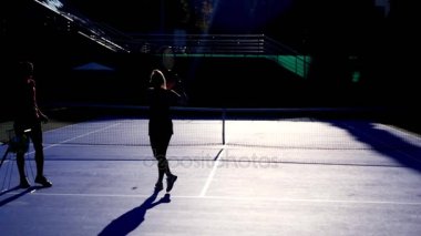 oyuncular Tenis bir oyun daha önce ısınmak. Üst düzey erkek ve kadın tenis oynamaya. 4k, siluetleri