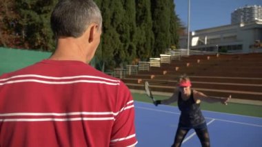 oyuncular Tenis bir oyun daha önce ısınmak. Üst düzey erkek ve kadın tenis oynamaya. 4k
