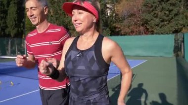 oyuncular Tenis bir oyun daha önce ısınmak. Üst düzey erkek ve kadın tenis oynamaya. 4k