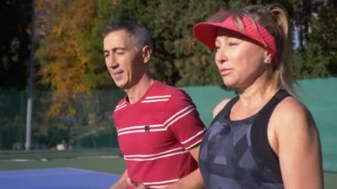 oyuncular Tenis bir oyun daha önce ısınmak. Üst düzey erkek ve kadın tenis oynamaya. 4k