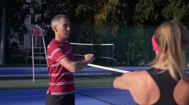 oyuncular Tenis bir oyun daha önce ısınmak. Üst düzey erkek ve kadın tenis oynamaya. 4k