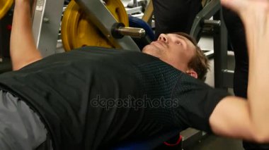 Genç acemi sporcu eğitim simülatörleri, onun kişisel eğitmen tarafından liderliğindeki üzerinde yapar. 4k, ağır çekim