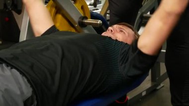 Genç acemi sporcu eğitim simülatörleri, onun kişisel eğitmen tarafından liderliğindeki üzerinde yapar. 4k, ağır çekim