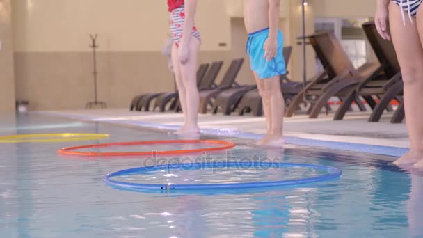 La chica, el entrenador de natación, lleva a cabo el entrenamiento en la piscina con los niños. 4k, cámara lenta — Vídeos de Stock