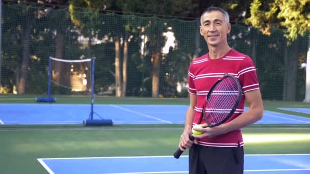 Старший играет в теннис. 4k — стоковое видео