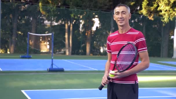 Ein älterer Herr spielt Tennis. 4k — Stockvideo