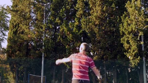 年配の男性は、テニスします。4 k — ストック動画