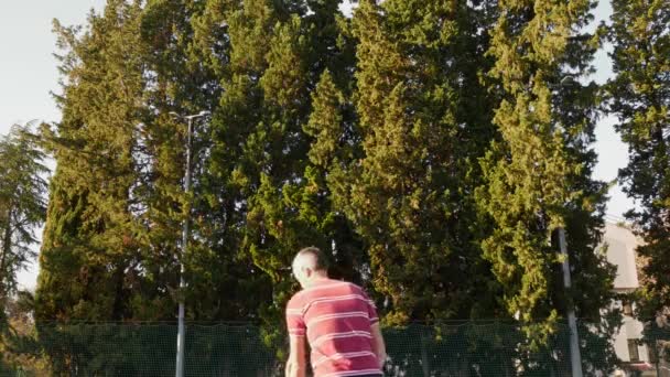 Hombre mayor jugando tenis. 4k — Vídeo de stock