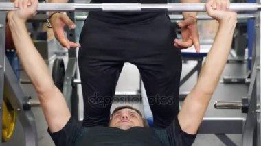 Genç acemi sporcu eğitim simülatörleri, onun kişisel eğitmen tarafından liderliğindeki üzerinde yapar. 4k, ağır çekim