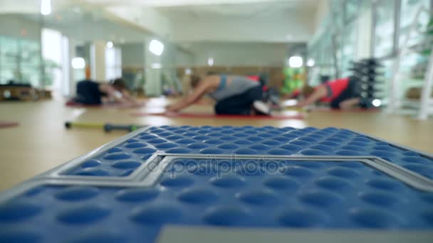 Aula de fitness no ginásio. as mulheres estão envolvidas em treinamento de poder. formação em grupo. Borrão. 4K, pessoas irreconhecíveis — Vídeo de Stock