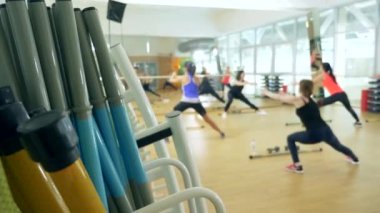 spor salonunda Fitness sınıfı. Kadınlar gücü eğitim nişanlandık. Grup eğitimi. bulanıklık. 4k, tanınmayan insanlar