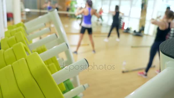 Фитнес-класс в спортзале. женщины занимаются силовой подготовкой. групповое обучение. размытость. 4k, неузнаваемые люди — стоковое видео
