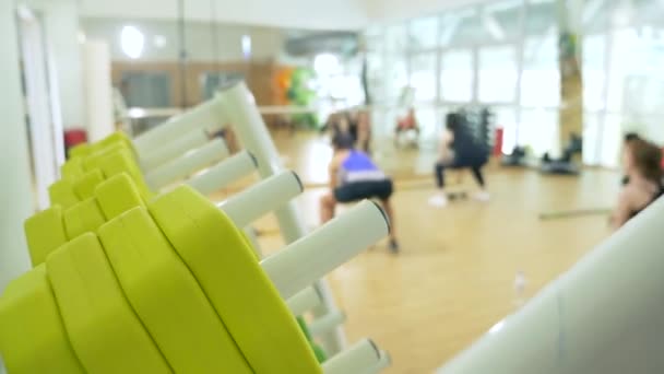 Clase de fitness en el gimnasio. las mujeres se dedican al entrenamiento de poder. entrenamiento en grupo. Borroso. 4k, personas irreconocibles — Vídeo de stock