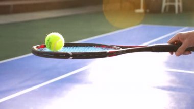 adam tenis topu raket ile yener. yakın çekim. Komuta sizde tenis oynamaya. 4k, ağır çekim