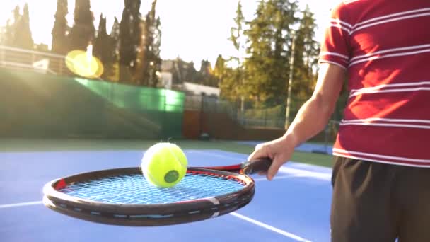 O homem vence a bola de ténis da raquete. close-up. Senior a jogar ténis. 4k, câmera lenta — Vídeo de Stock