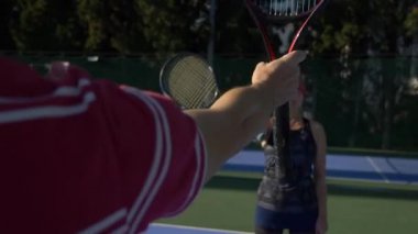 oyuncular Tenis bir oyun daha önce ısınmak. Üst düzey erkek ve kadın tenis oynamaya. 4k
