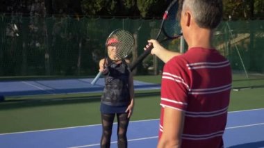 oyuncular Tenis bir oyun daha önce ısınmak. Üst düzey erkek ve kadın tenis oynamaya. 4k