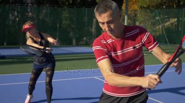 oyuncular Tenis bir oyun daha önce ısınmak. Üst düzey erkek ve kadın tenis oynamaya. 4k