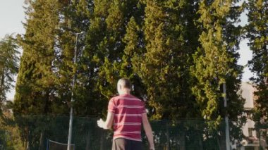 Komuta sizde tenis oynamaya. 4k