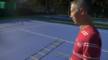 oyuncular Tenis bir oyun daha önce ısınmak. Üst düzey erkek ve kadın tenis oynamaya. 4k