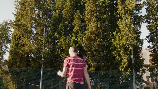 Senior man tennissen. 4k — Stockvideo
