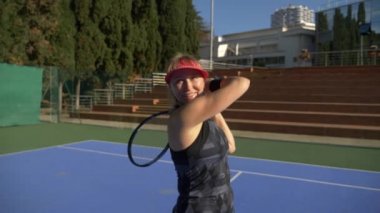 oyuncular Tenis bir oyun daha önce ısınmak. Üst düzey erkek ve kadın tenis oynamaya. 4k