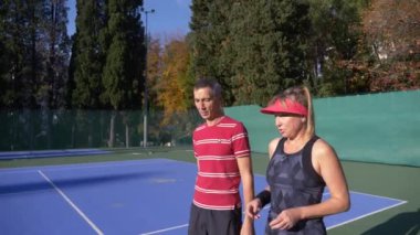 oyuncular Tenis bir oyun daha önce ısınmak. Üst düzey erkek ve kadın tenis oynamaya. 4k