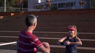 oyuncular Tenis bir oyun daha önce ısınmak. Üst düzey erkek ve kadın tenis oynamaya. 4k