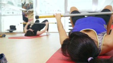 spor salonunda Fitness sınıfı. Kadınlar gücü eğitim nişanlandık. Grup eğitimi. bulanıklık. 4k, tanınmayan insanlar