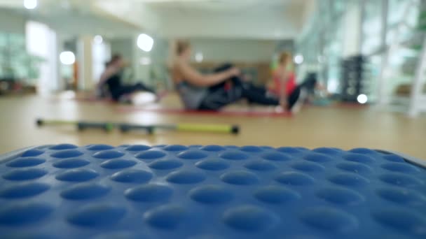 Clase de fitness en el gimnasio. las mujeres se dedican al entrenamiento de poder. entrenamiento en grupo. Borroso. 4k, personas irreconocibles — Vídeos de Stock