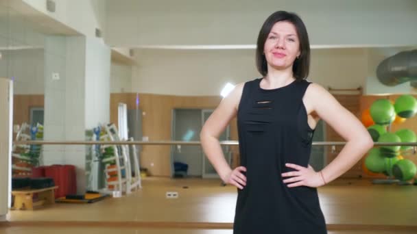 Portrét trenér ženu. detail. fitness trenér podívá do kamery a úsměvy, 4k. — Stock video
