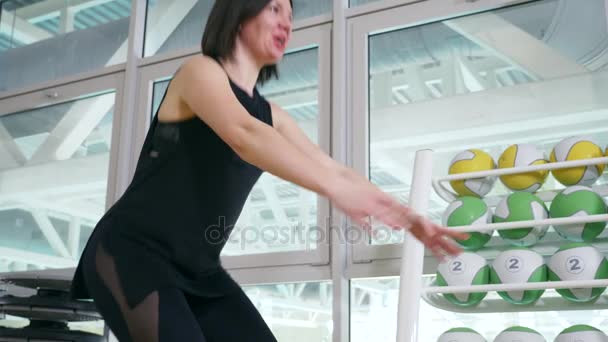 Portrét ženy trenéra. detail. fitness trenér ukazuje protahovací cvičení v tělocvičně, 4k. — Stock video