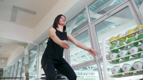 Portrét ženy trenéra. detail. fitness trenér ukazuje protahovací cvičení v tělocvičně, 4k. — Stock video