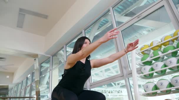 Retrato de una entrenadora. Primer plano. fitness trainer muestra ejercicios de estiramiento en el gimnasio, 4k . — Vídeo de stock