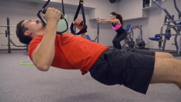 El chico y la chica están entrenando en el gimnasio. trening funcional. 4k, cámara lenta — Vídeo de stock