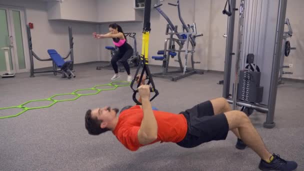 Парень и девушка тренируются в спортзале. функциональные тренды. 4k, slow motion — стоковое видео