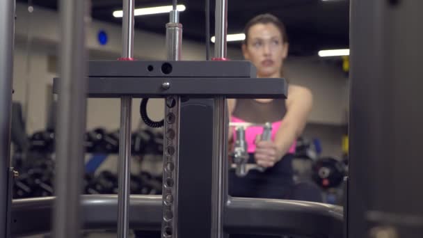 Молодая взрослая девушка занимается фитнесом. 4k, slow motion — стоковое видео